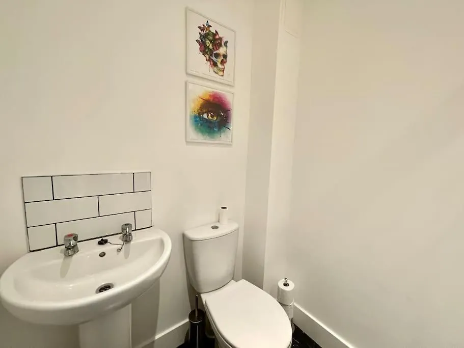 Boutique 3-Bed Townhouse With Garden And Parking Apartment Newcastle upon Tyne