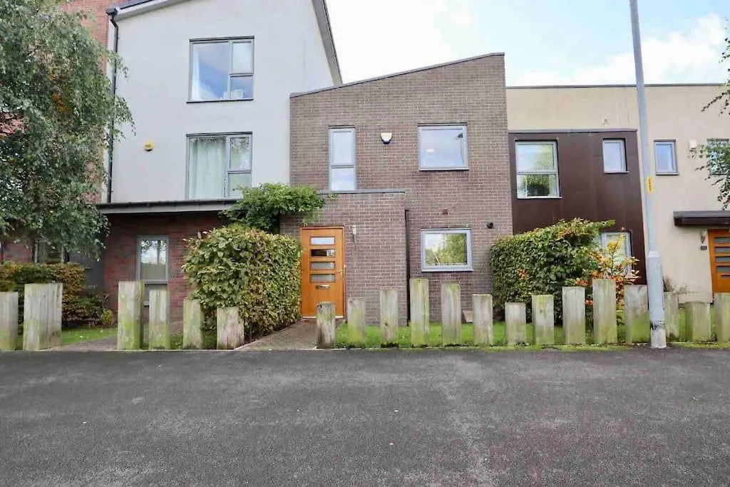 Boutique 3-Bed Townhouse With Garden And Parking Apartment Newcastle upon Tyne