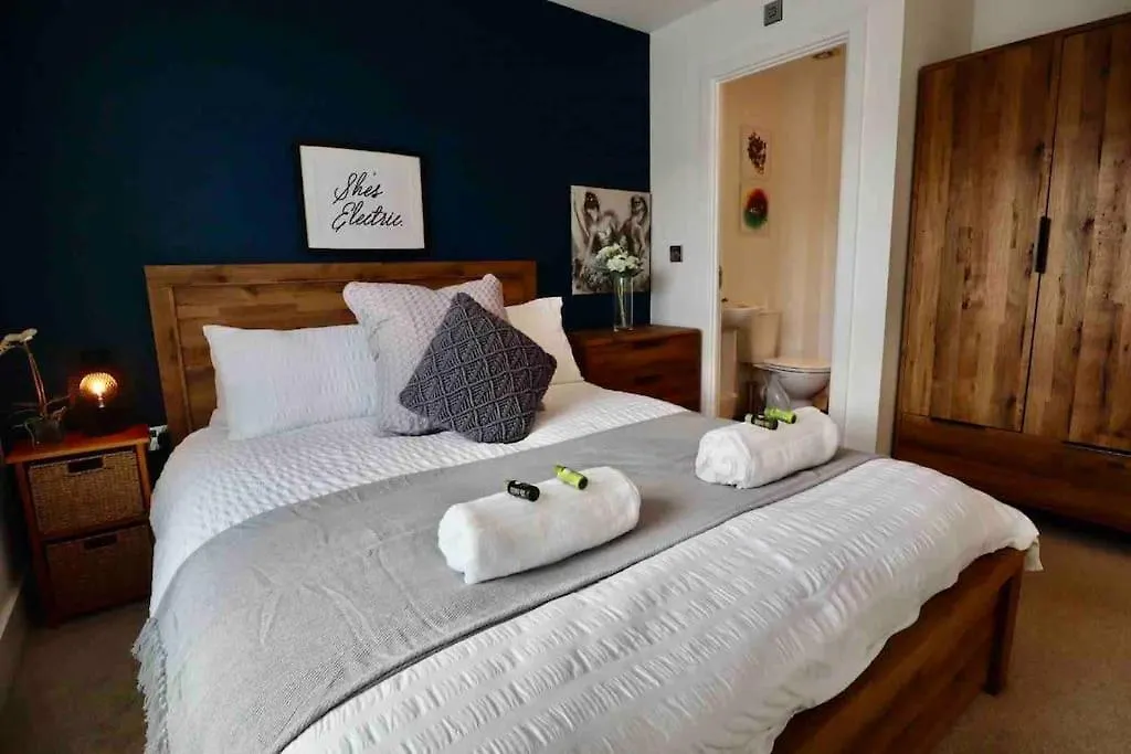 Boutique 3-Bed Townhouse With Garden And Parking Apartment Newcastle upon Tyne