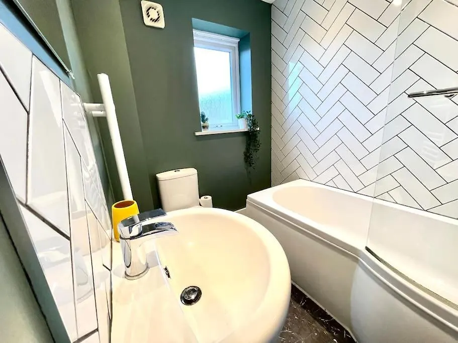 Boutique 3-Bed Townhouse With Garden And Parking Apartment Newcastle upon Tyne