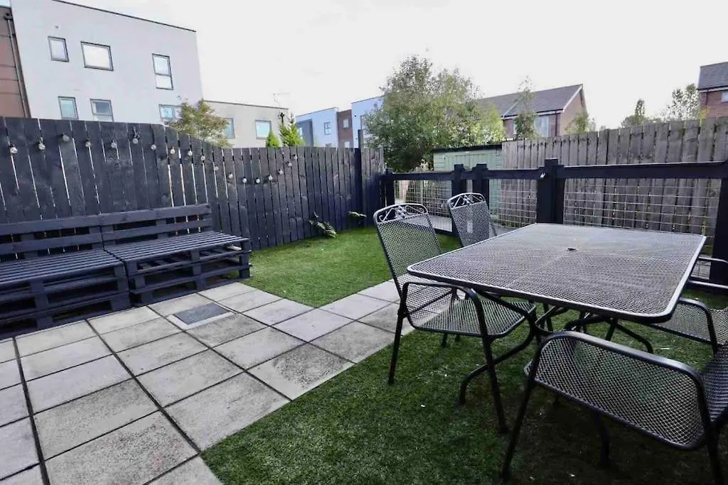 Boutique 3-Bed Townhouse With Garden And Parking Apartment Newcastle upon Tyne